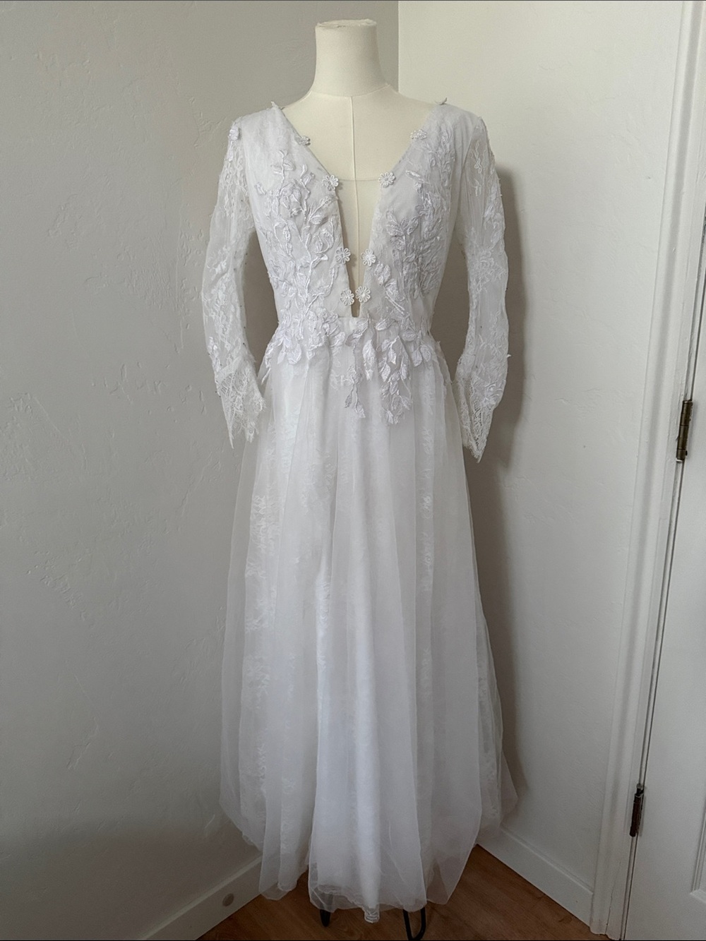 White Long Sleeve Lace Appliqué Dress